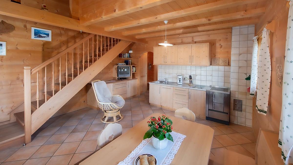 La cucina abitabile dell'appartamento vacanze "Laugen" invita a trascorrere serate in compagnia.