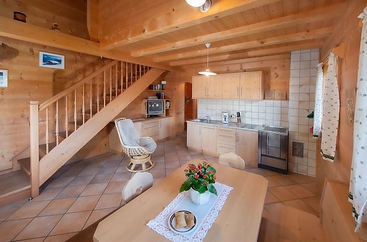 La cucina abitabile dell'appartamento vacanze "Laugen" invita a trascorrere serate in compagnia.