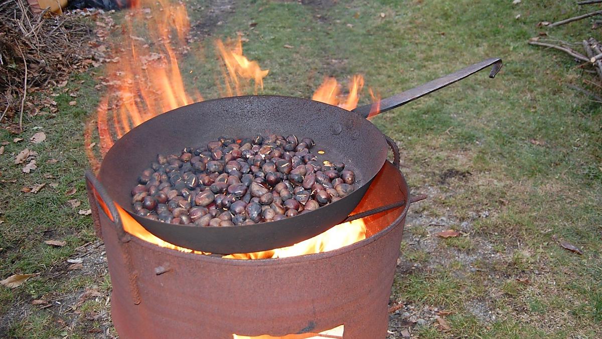 In autunno, a casa nostra è tradizione arrostire le castagne. Tutti sono sempre i benvenuti ad assaggiare le migliori castagne.