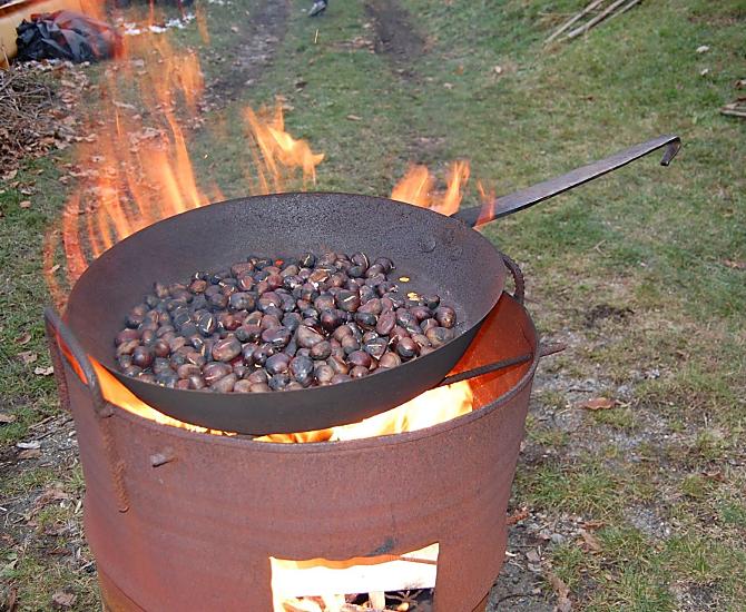 In autunno, a casa nostra è tradizione arrostire le castagne. Tutti sono sempre i benvenuti ad assaggiare le migliori castagne.