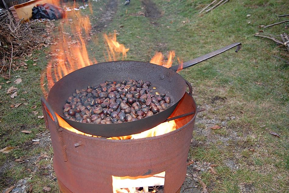 In autunno, a casa nostra è tradizione arrostire le castagne. Tutti sono sempre i benvenuti ad assaggiare le migliori castagne.