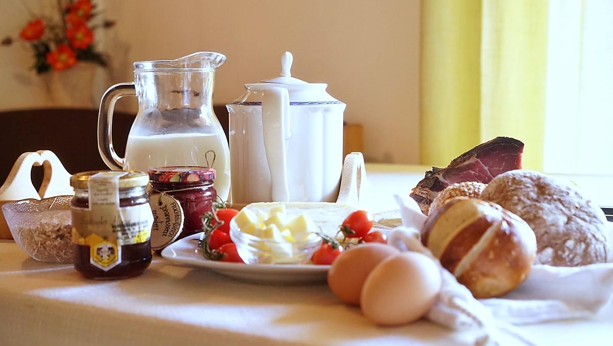 Deliziosa colazione con panini freschi, marmellata fatta in casa, miele del nonno Vinzenz, Speck del maso, uova fresche e molto altro.