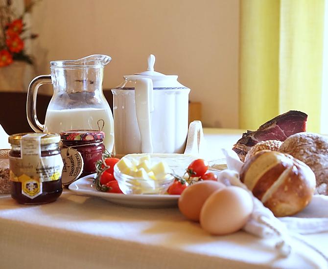 Deliziosa colazione con panini freschi, marmellata fatta in casa, miele del nonno Vinzenz, Speck del maso, uova fresche e molto altro.