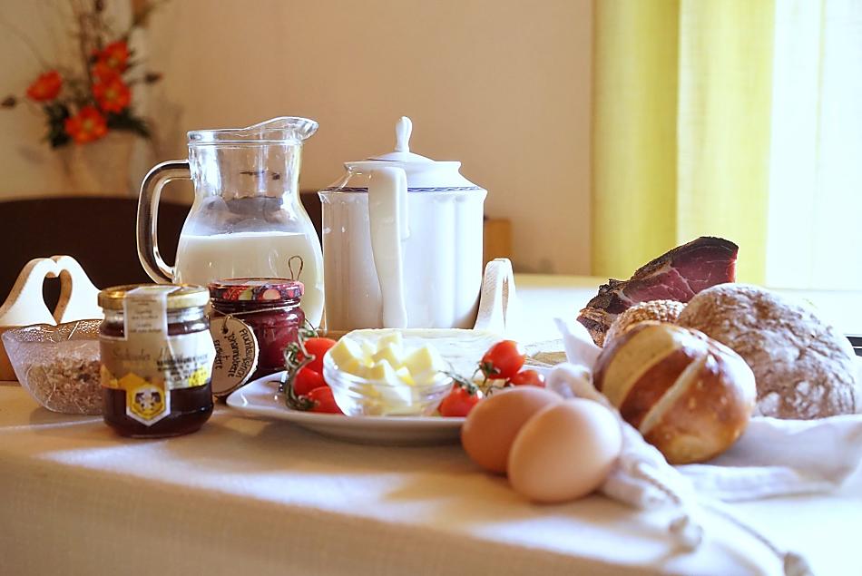 Deliziosa colazione con panini freschi, marmellata fatta in casa, miele del nonno Vinzenz, Speck del maso, uova fresche e molto altro.