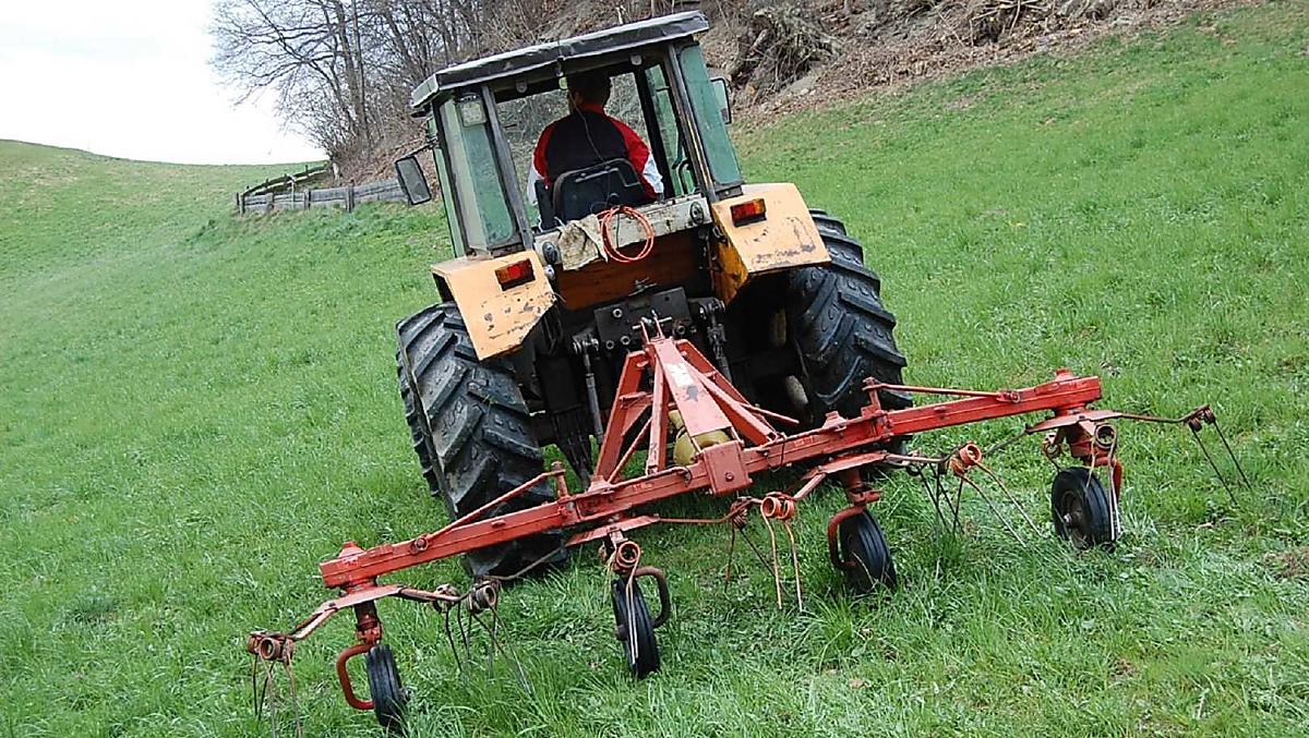 Il giovane agricoltore Julian "gira in tondo