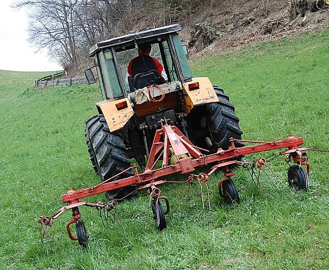 Il giovane agricoltore Julian "gira in tondo