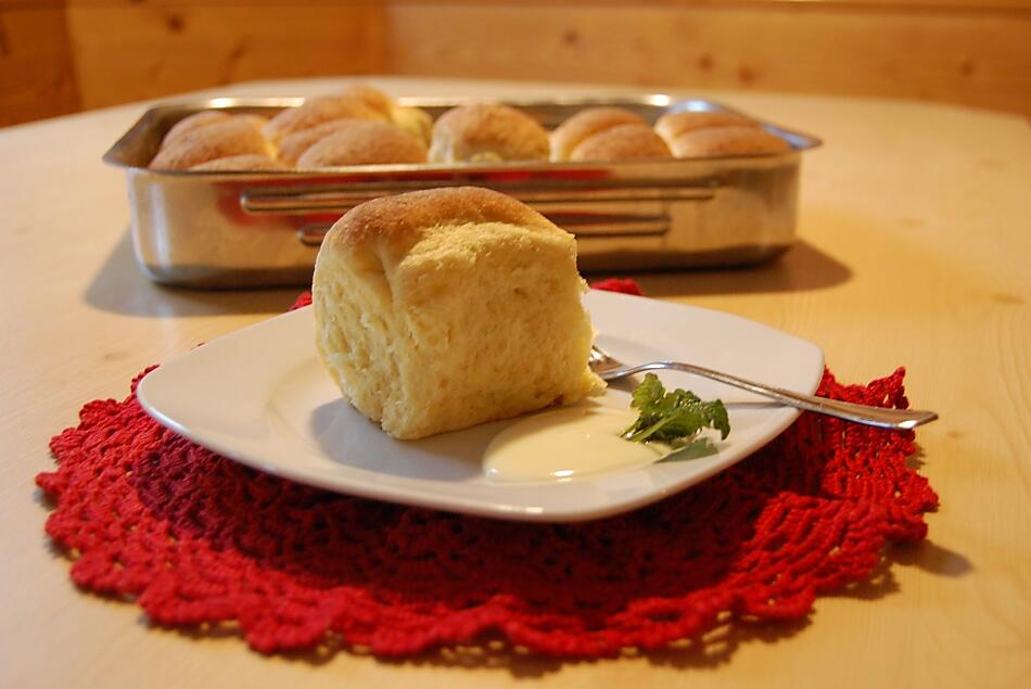 Buchteln freschi farciti con la marmellata del maso e serviti con salsa alla vaniglia fatta in casa. 