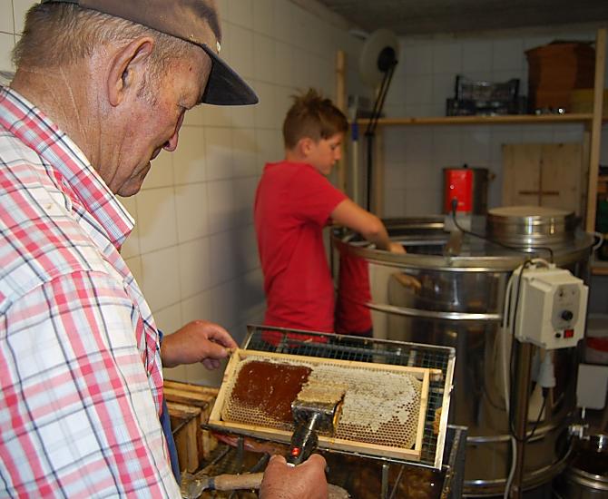 Nonno Vinzenz alla raccolta del miele...