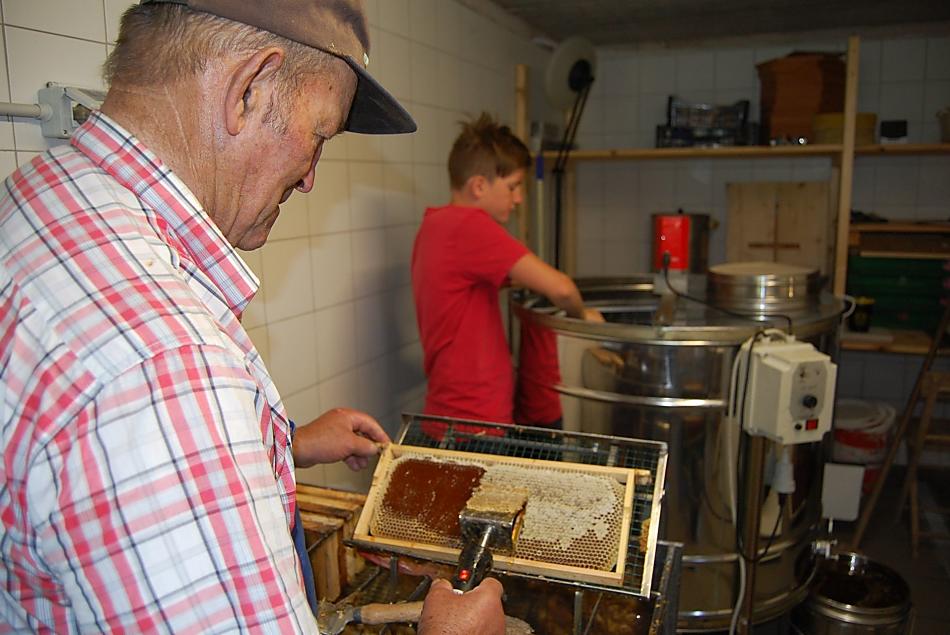 Nonno Vinzenz alla raccolta del miele...