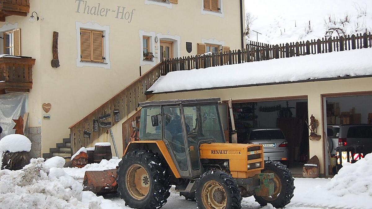 In inverno sgomberiamo la neve con il nostro trattore