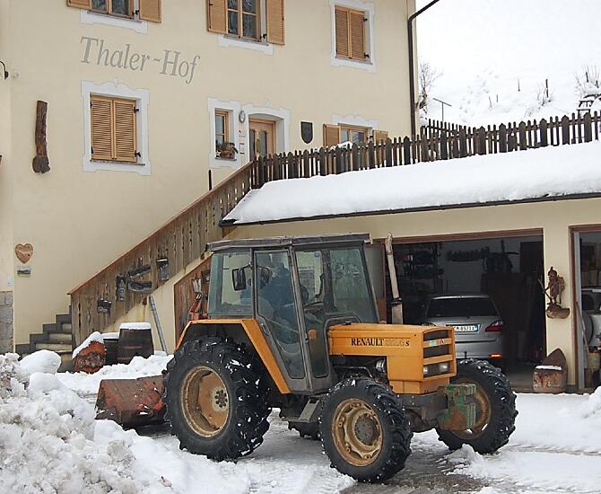 In inverno sgomberiamo la neve con il nostro trattore