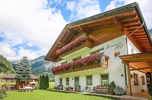 Estate al Fassnauerhof, punto di partenza per numerose escursioni verso le malghe e le vette circostanti.
