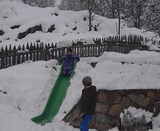 Una vacanza invernale attiva vi aspetta qui a Fiè allo Sciliar: sci, slittino, escursioni e pattinaggio sul lago di Fiè ghiacciato. 