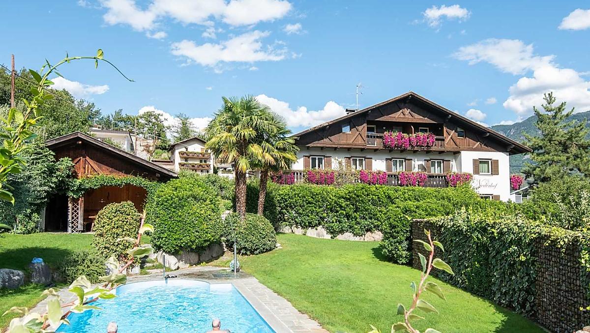 Vista sulla casa con piscina e prato per prendere il sole