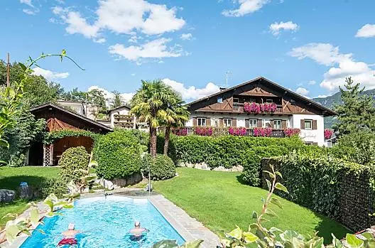 Vista sulla casa con piscina e prato per prendere il sole