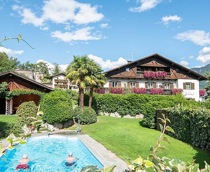 Vista sulla casa con piscina e prato per prendere il sole
