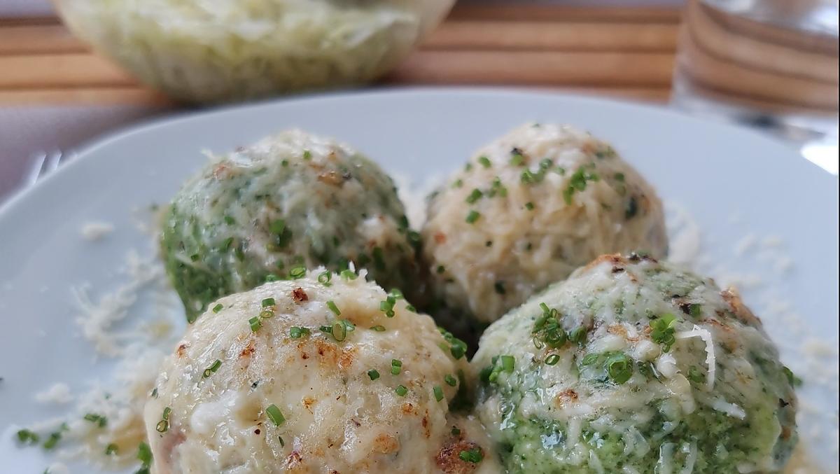 Ogni mercoledì invitiamo i nostri ospiti alla serata dei canederli - canederli con insalata di cavolo