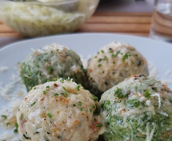 Ogni mercoledì invitiamo i nostri ospiti alla serata dei canederli - canederli con insalata di cavolo