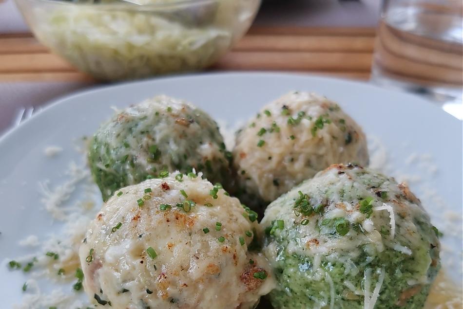 Ogni mercoledì invitiamo i nostri ospiti alla serata dei canederli - canederli con insalata di cavolo