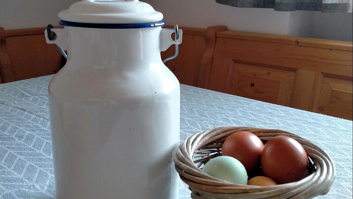 Latte fresco e uova a colazione