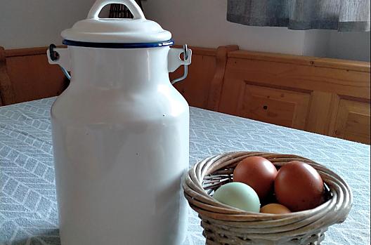 Latte fresco e uova a colazione