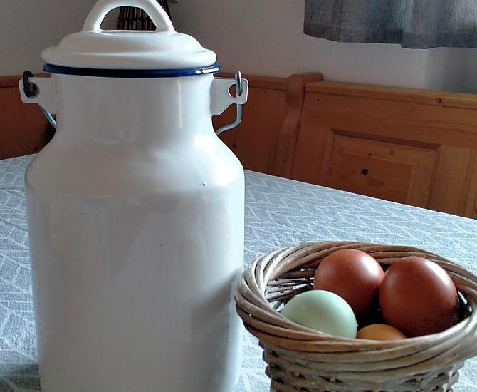 Latte fresco e uova a colazione