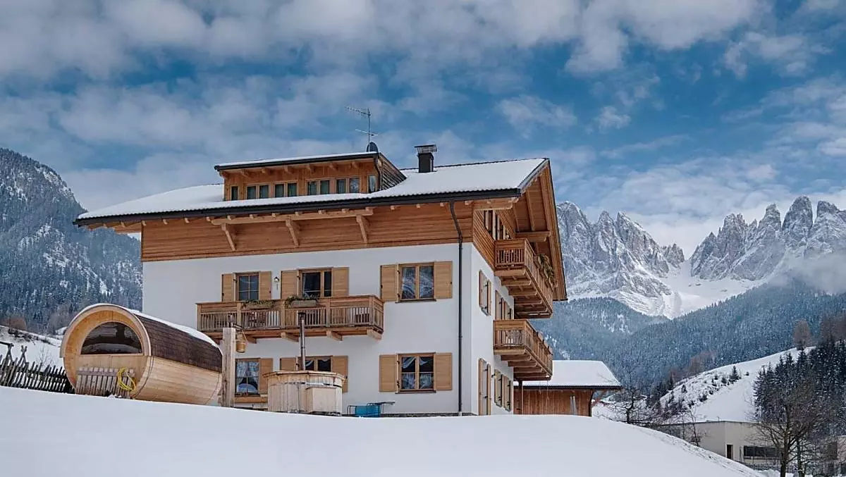 Il Proderhof in inverno con sauna a botte e vasca idromassaggio
