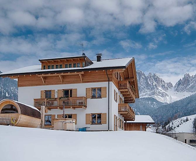 Il Proderhof in inverno con sauna a botte e vasca idromassaggio