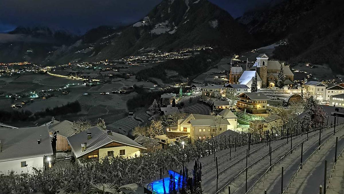 Atmosfera invernale serale in maso 