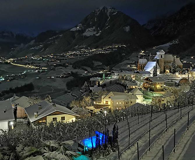 Atmosfera invernale serale in maso 