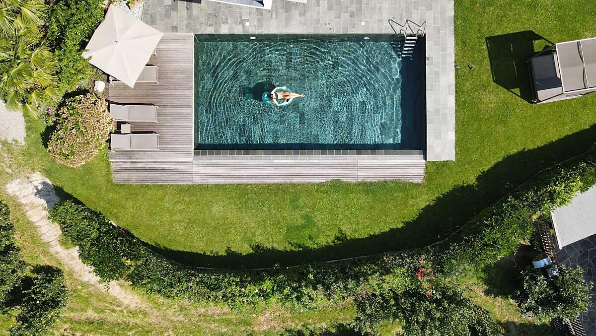 Piscina all'aperto e prato per prendere il sole