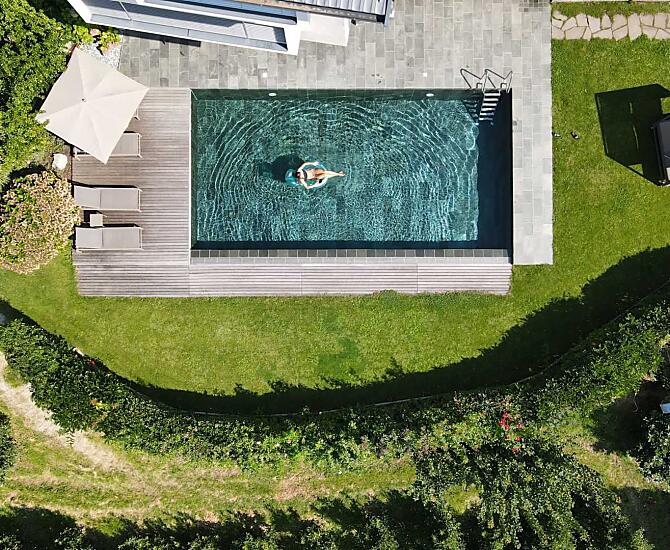 Piscina all'aperto e prato per prendere il sole