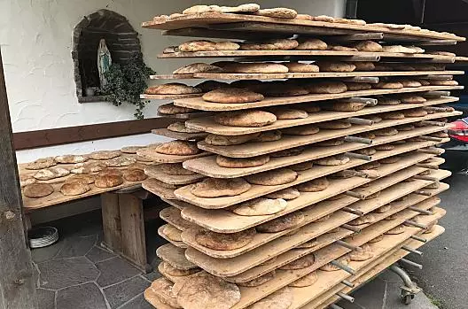Cuocere il pane nel forno di pietra. Quando la luna è giusta, si accende il fuoco nel vecchio forno.