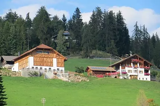 L'Untertreidnerhof si trova a 1.350 m a Auna di Sopra sul Renon, circondato da prati e boschi con vista sulle Dolomiti.