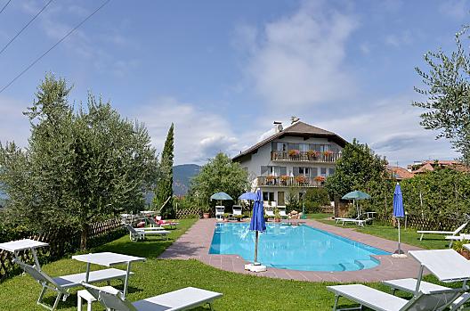 Grande piscina all'aperto riscaldata per gli ospiti della nostra casa