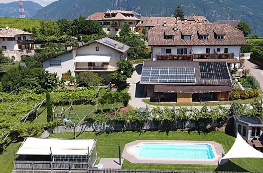 Casa contadina ristrutturata con tre appartamenti per vacanze e la casa dei genitori con un appartamento per vacanze. Piscina con una vista magnifica!