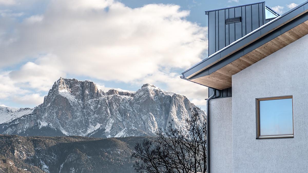 Il retro del maso con vista sullo Sciliar durante l'inverno
