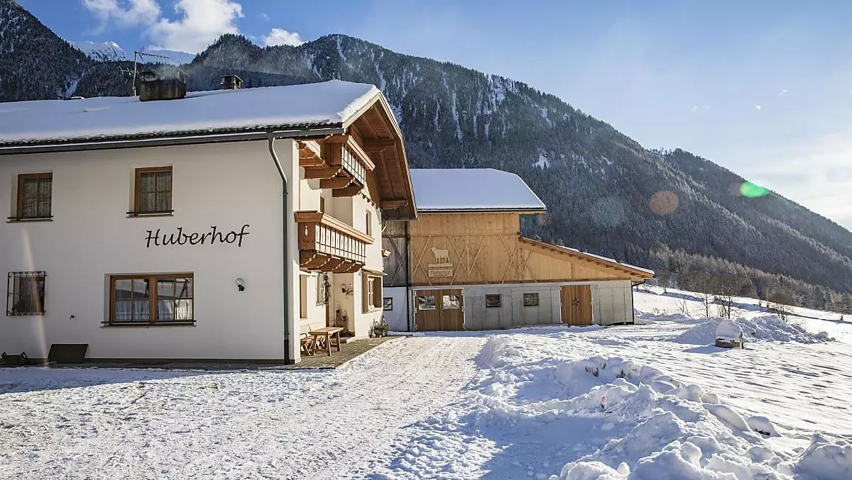 Il maso è il punto di partenza per numerose escursioni e attività invernali. La pista da sci di fondo passa proprio davanti alla casa.