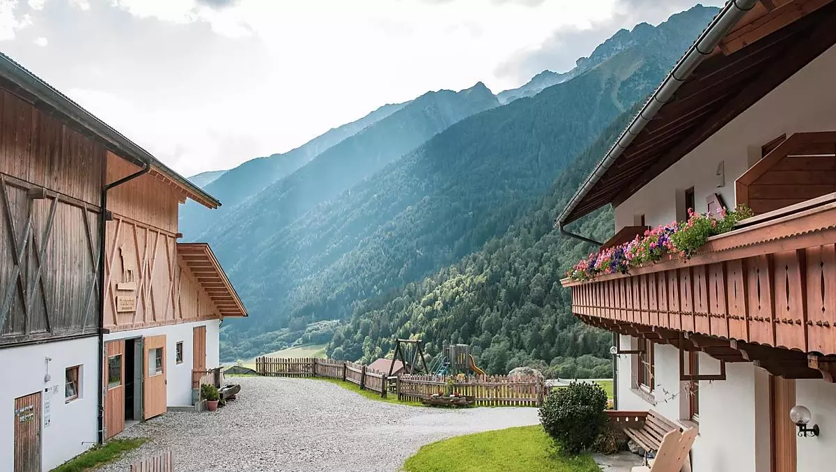 La vista sulla valle invita a soffermarsi.