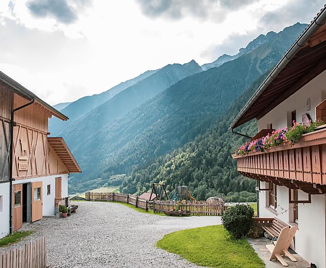La vista sulla valle invita a soffermarsi.