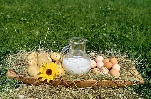 Nel nostro maso sono disponibili latte, uova e patate.