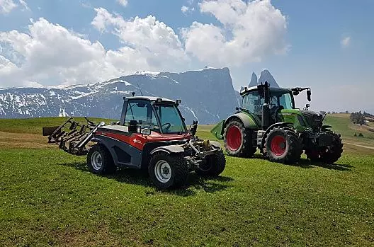 Sull'Alpe di Siusi abbiamo circa 6 ettari di pascoli, che in primavera vengono preparati per l'estate non appena la neve si scioglie.