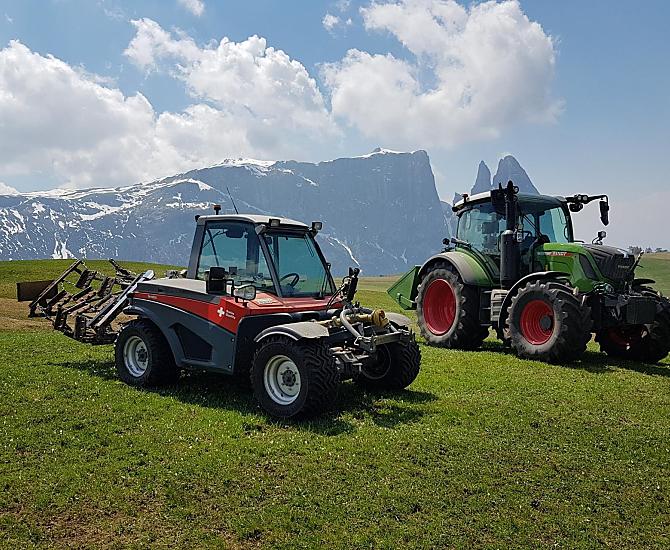 Sull'Alpe di Siusi abbiamo circa 6 ettari di pascoli, che in primavera vengono preparati per l'estate non appena la neve si scioglie.