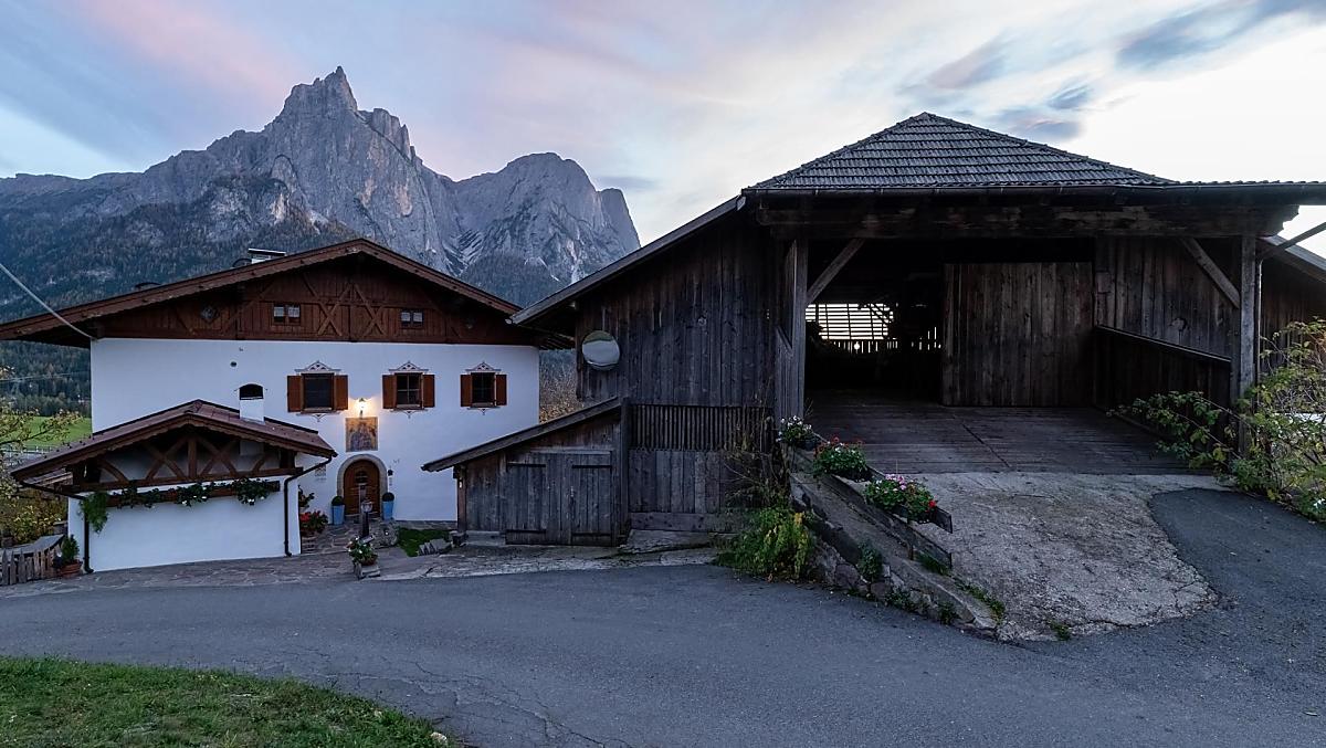 Poco dopo il tramonto si respira sempre un'atmosfera davvero speciale. Meglio sopra la casa o sul balcone.