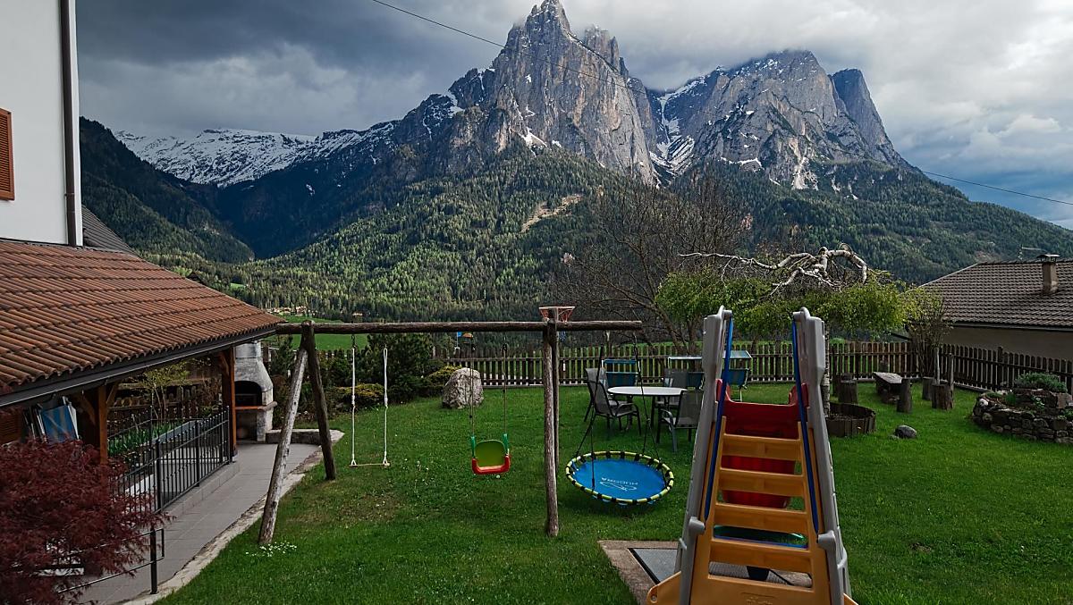 Il parco giochi per bambini è un'esperienza, soprattutto d'estate. Mentre i bambini si sfogano, gli adulti possono godersi il panorama.