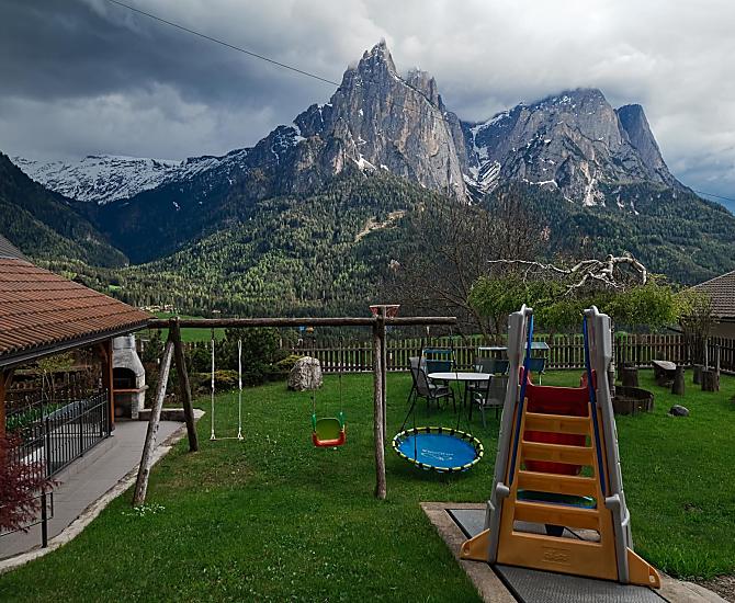 Il parco giochi per bambini è un'esperienza, soprattutto d'estate. Mentre i bambini si sfogano, gli adulti possono godersi il panorama.