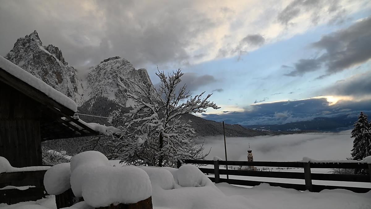Neve fresca dietro il fienile