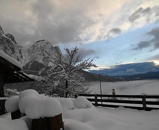 Neve fresca dietro il fienile