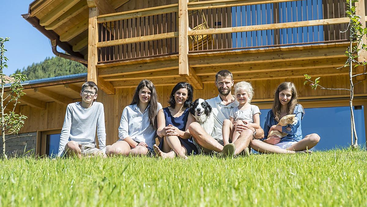 Famiglia Engl: il contadino Meinhard e la moglie Marlena con i figli Alina, Johanna, Gabriel e Leni.
