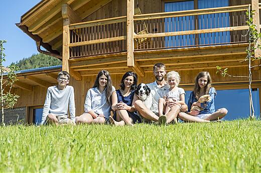Famiglia Engl: il contadino Meinhard e la moglie Marlena con i figli Alina, Johanna, Gabriel e Leni.